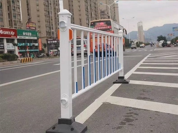 如何预防和处理道路护栏松动问题？